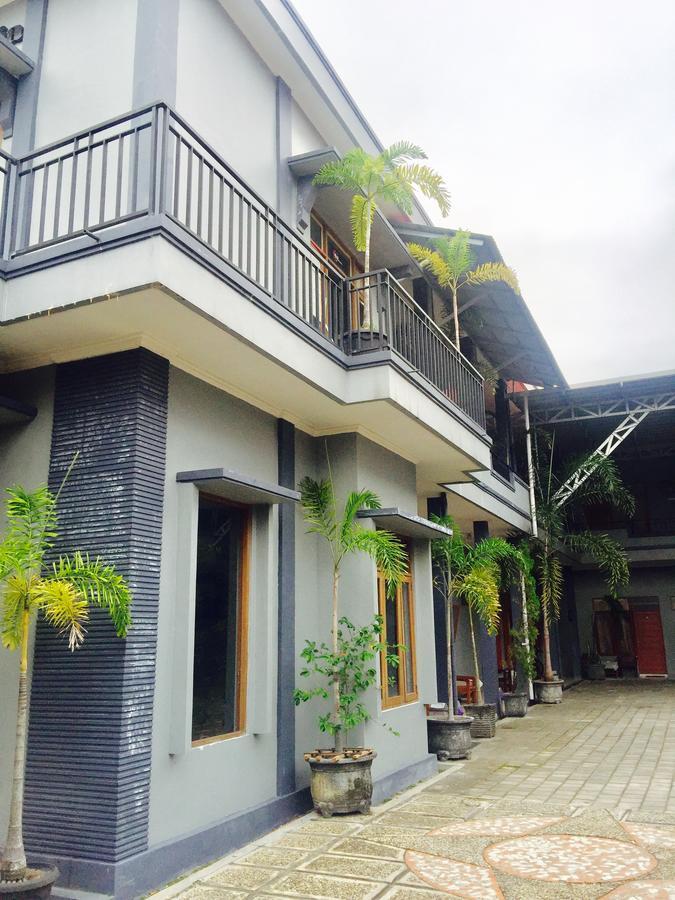 Sola Gracia Guest House & Kost Palangkaraya Exterior photo